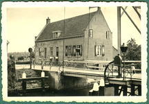 119734 Gezicht op de Geinbrug over de Doorslag te Jutphaas met de woning van M. v.d. Bos en H.L. v.d. Bos-de Krijger ...
